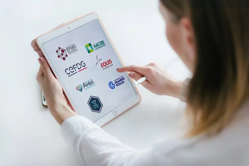 Visas, labels et certifications : des atouts nécessaires pour choisir son école de commerce